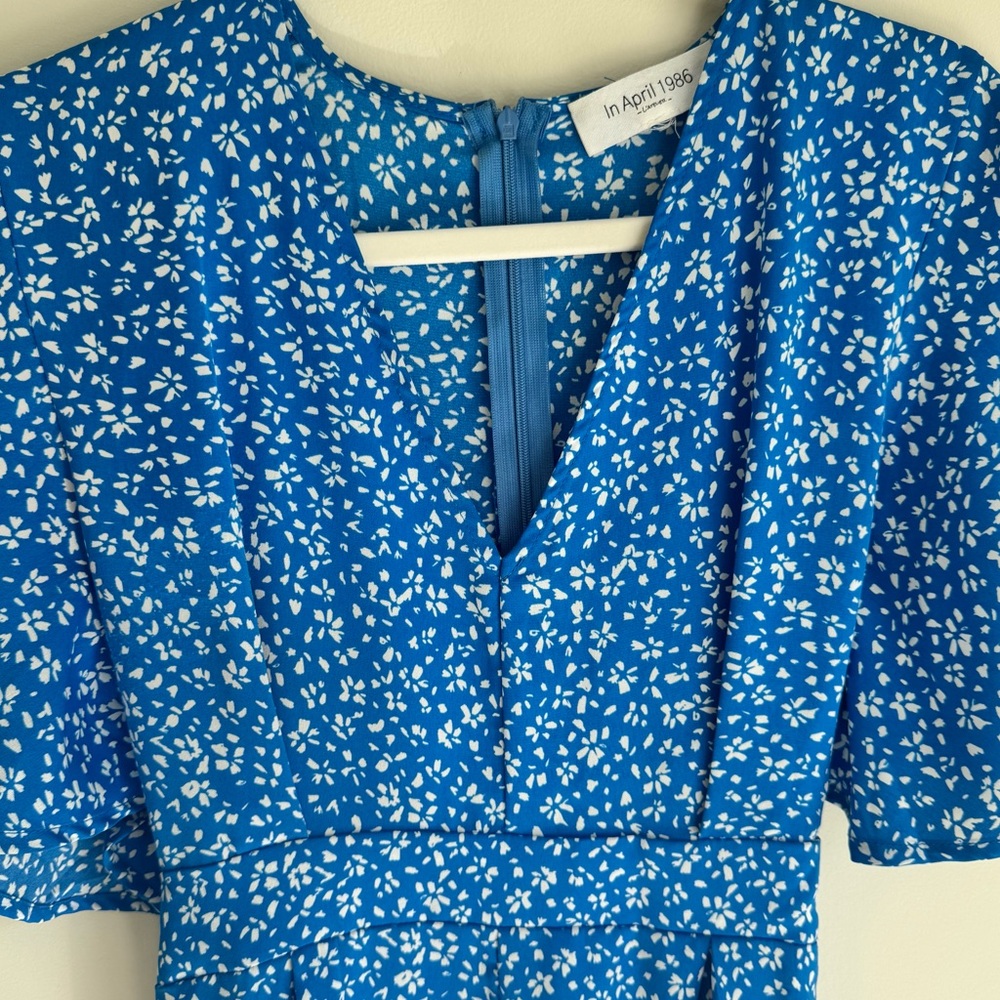 In April 1986 Blue Floral Flutter Sleeve Romper (Estimated XS/S) - Picture 2 of 6